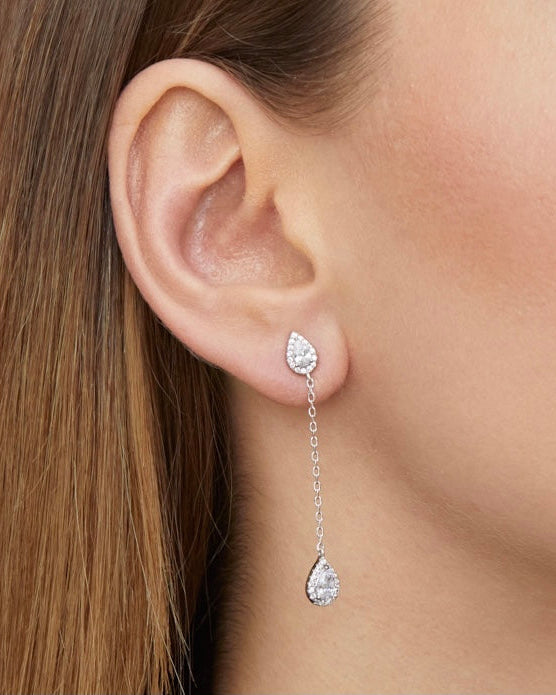 Boucles longues en argent 925 rhodié, composées de deux zircons blancs taille poire délicatement reliés par une fine chaîne - porté