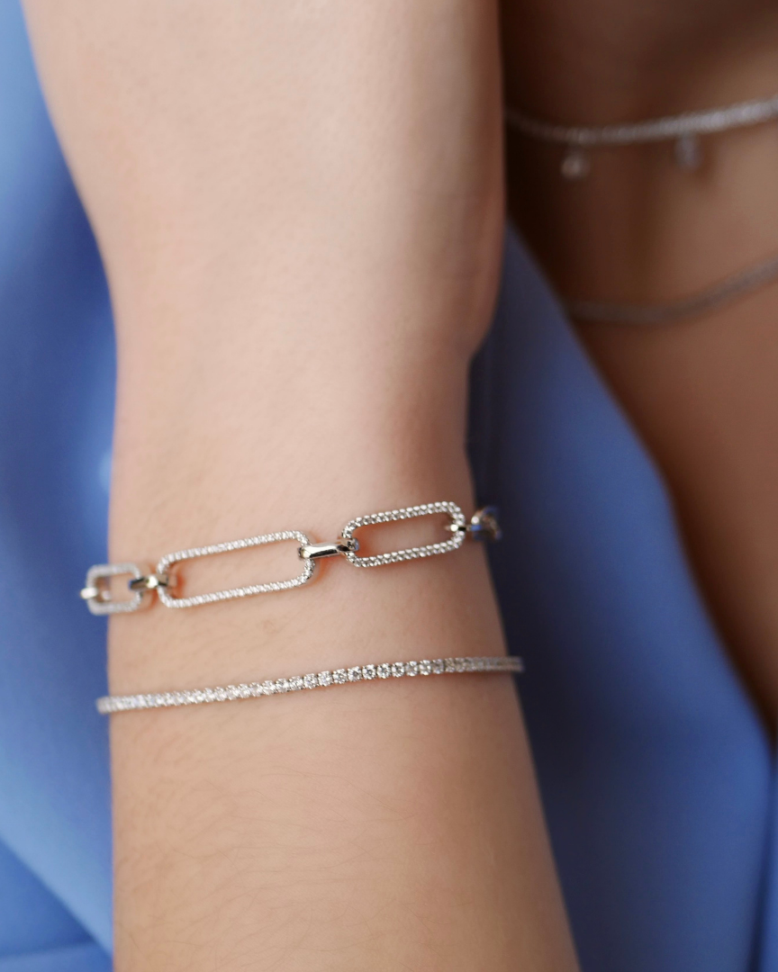 Bracelet Tennis Intemporel – DORÉ en argent 925 doré à l’or 18 carats, ligne de pierres finement serties, finition lumineuse résistante à l’oxydation, fermoir sécurisé, éclat doux et intemporel.