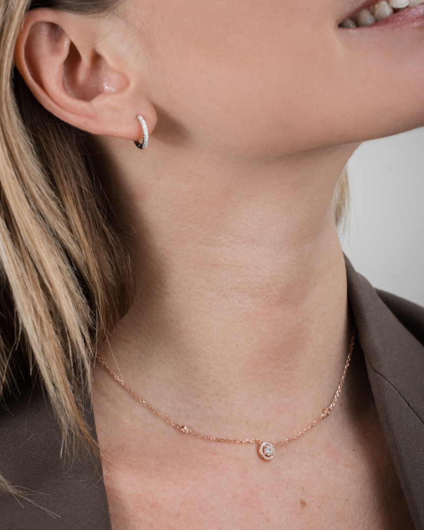 Collier « Collier Infini Rond – ROSE » en argent 925 doré à l’or rose 18 carats, pendentif rond orné d’une pierre centrale en zirconium taille brillant montée sur griffe, chaîne 40 cm (+6 cm réglable).
