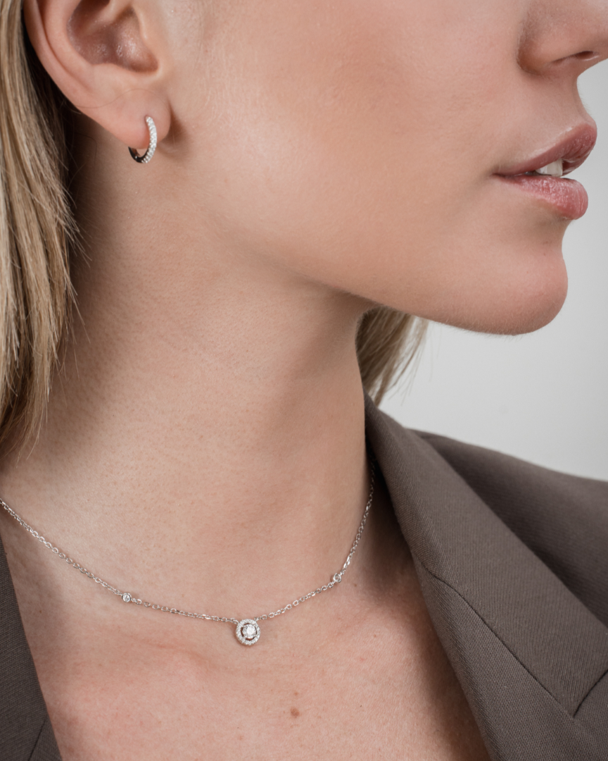 Collier « Collier Infini Rond ‑ Blanc » en argent 925 rhodié, pendentif rond orné d’une pierre zirconium centrale taille brillant, chaîne 40 cm (+6 cm réglable), finition polie brillante.