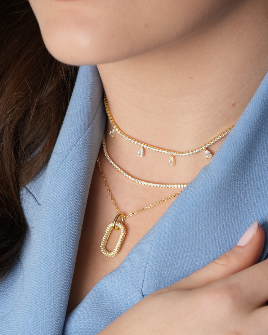 Choker « Éclat » en argent 925 doré à l’or jaune 18 carats, maille ras-cou garnie d’un rang de zirconiums taille ronde, finition polie brillante.