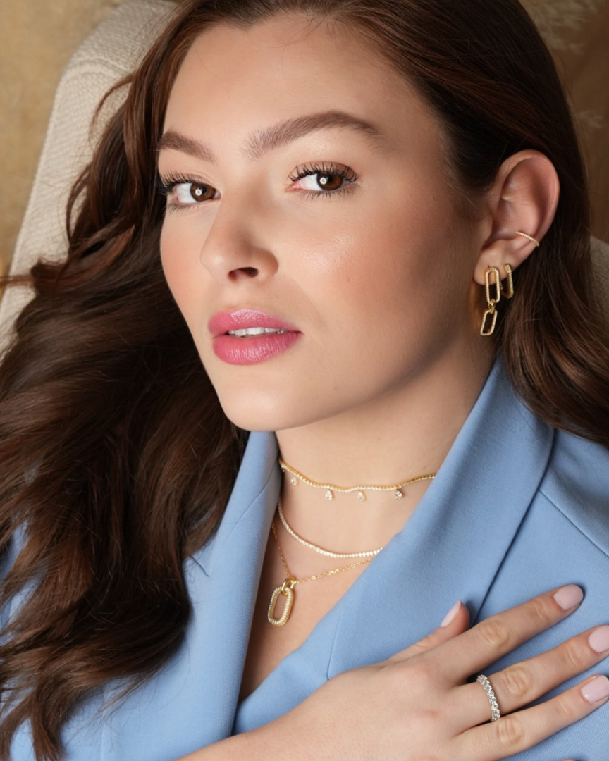 Choker « Éclat » en argent 925 doré à l’or jaune 18 carats, maille ras-cou garnie d’un rang de zirconiums taille ronde, finition polie brillante.