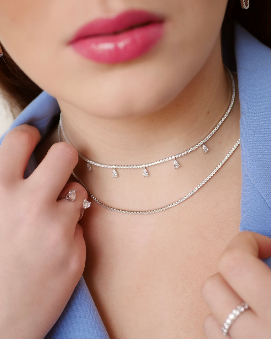 Collier Tennis Intemporel â Blanc en argent 925 rhodiĂ©, ligne de pierres finement serties, finition polie brillante rĂ©sistante Ă lâoxydation, fermoir sĂ©curisĂ©, Ă©clat pur et intemporel.