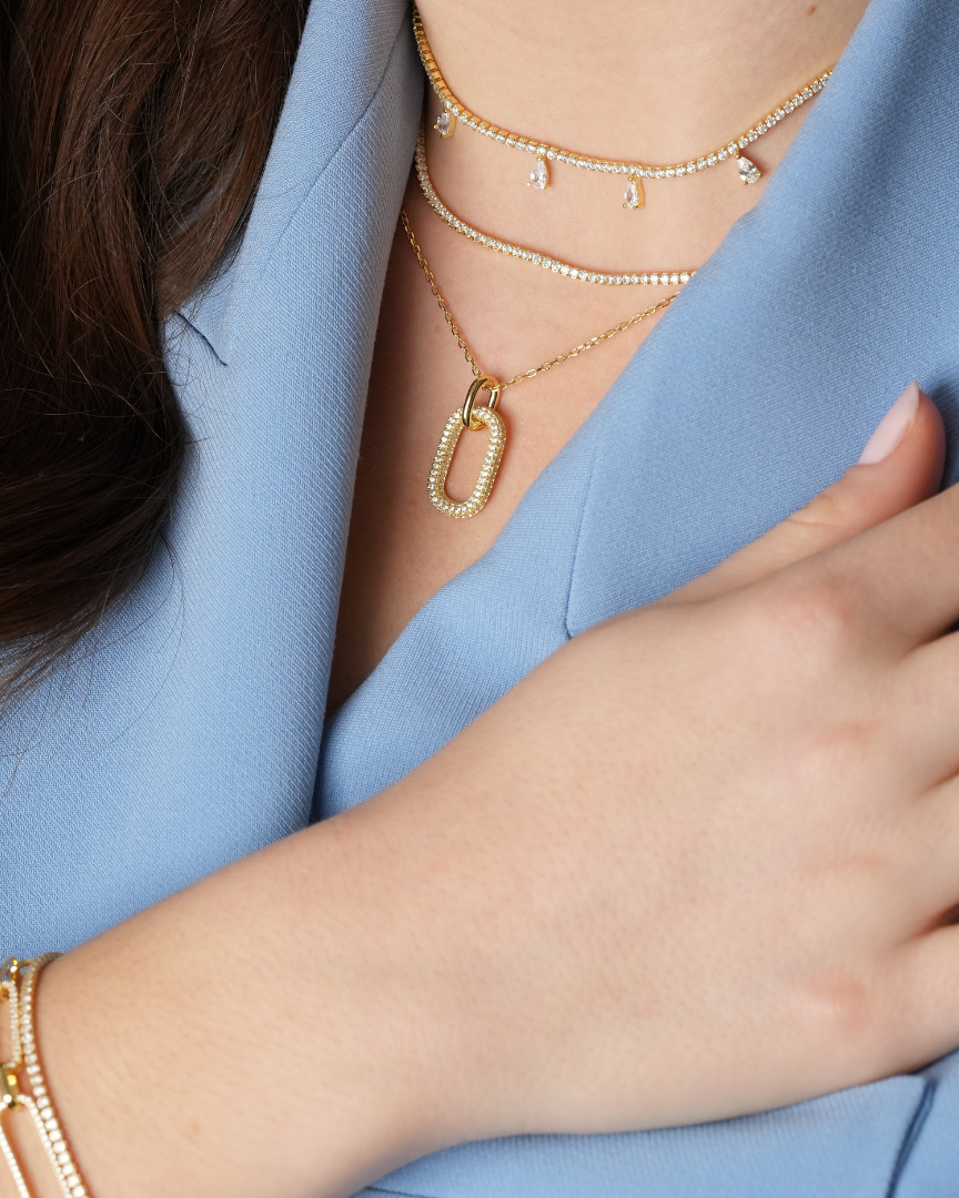 Collier Tennis Intemporel – Doré en argent 925 doré à l’or 18 carats, ligne continue de pierres délicatement serties pour un éclat uniforme et raffiné, finition lumineuse résistante à l’oxydation, fermoir sécurisé, conçu pour sublimer le décolleté.