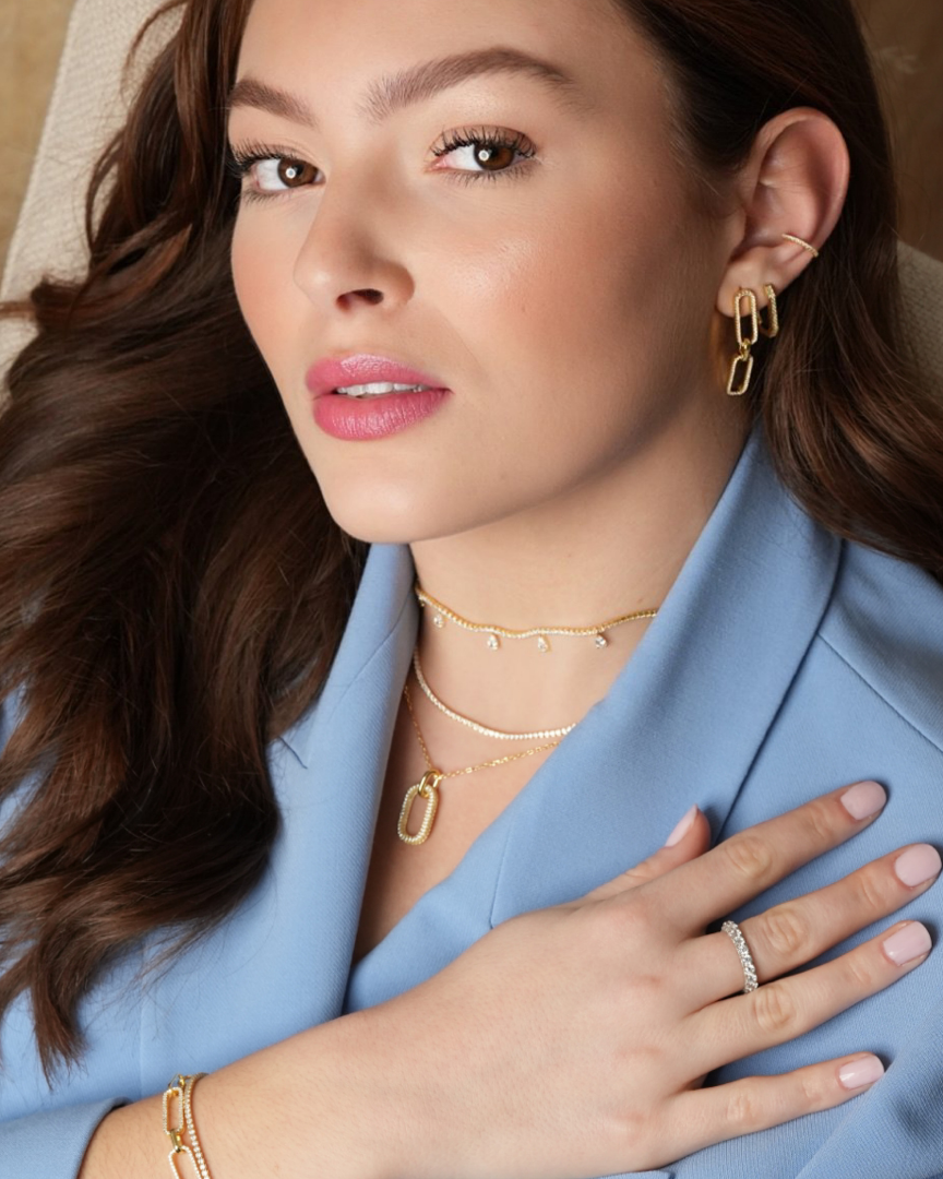 Collier Tennis Intemporel – Doré en argent 925 doré à l’or 18 carats, ligne continue de pierres délicatement serties pour un éclat uniforme et raffiné, finition lumineuse résistante à l’oxydation, fermoir sécurisé, conçu pour sublimer le décolleté.