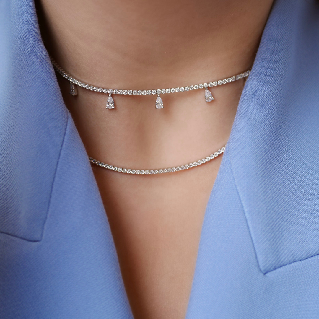 Collier Tennis Intemporel – Doré en argent 925 doré à l’or 18 carats, ligne continue de pierres délicatement serties pour un éclat uniforme et raffiné, finition lumineuse résistante à l’oxydation, fermoir sécurisé, conçu pour sublimer le décolleté.