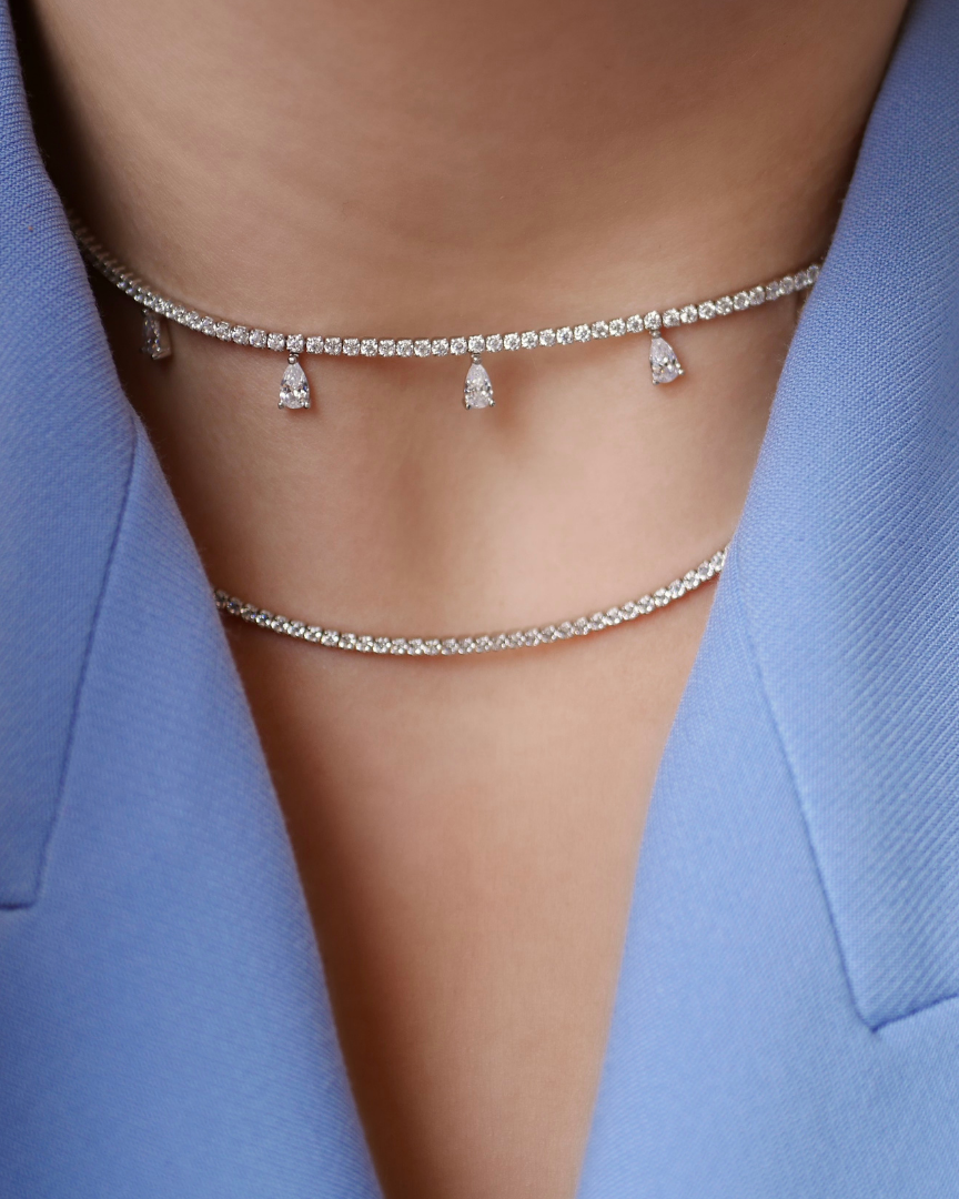 Collier Tennis Intemporel – Rose en argent 925 doré à l’or rose 18 carats, ligne continue de pierres délicatement serties pour un éclat homogène et raffiné, finition lumineuse résistante à l’oxydation, fermoir sécurisé, imaginé pour illuminer le décolleté.