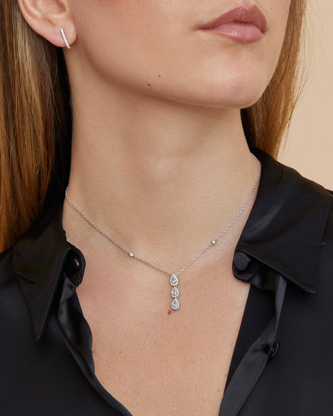 Collier Trois Poires Pavées en argent 925 millièmes doré à l’or rose 18 carats, composé de trois motifs taille poire en zirconium blanc, délicatement pavés et suspendus en cascade. Chaîne fine et élégante, longueur 38 + 5 cm ajustable, motif central de 25 mm, finition polie brillante.