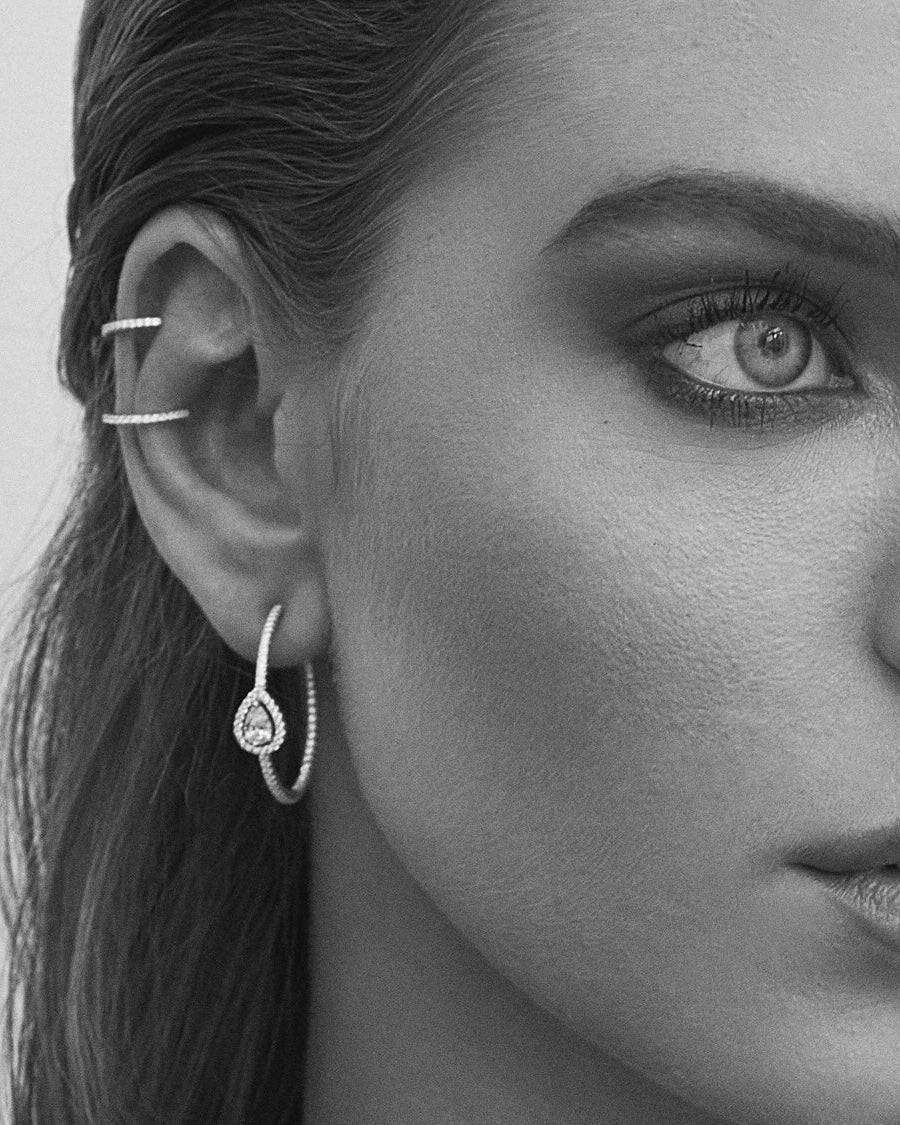 Boucles d’oreilles « Créoles Gala » en argent 925 rhodié, cercle stylisé orné d’un zirconium en forme de poire, finition polie brillante.