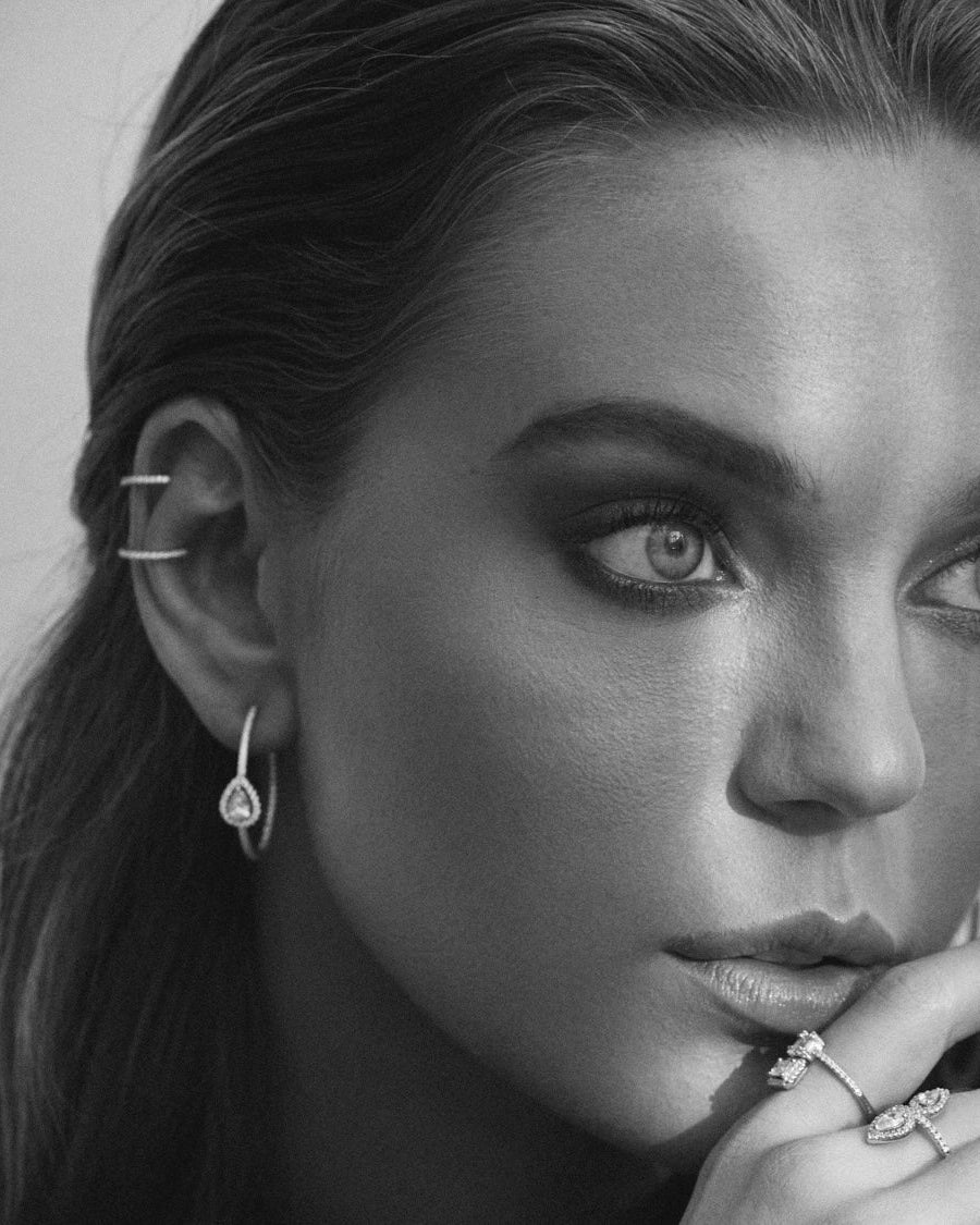 Boucles d’oreilles « Créoles Gala » en argent 925 rhodié, cercle stylisé orné d’un zirconium en forme de poire, finition polie brillante.