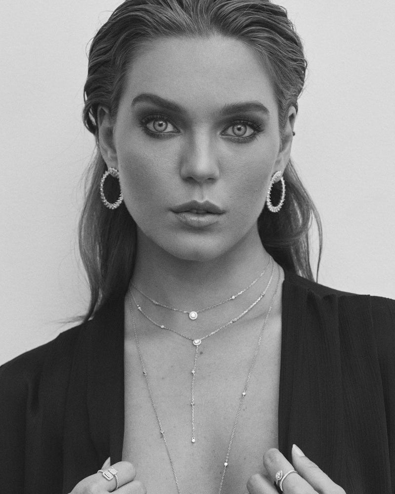 Boucles d’oreilles « Créoles Éclat ‑ Blanc » en argent 925 rhodié, créoles plates revisitées composées d’un délicat assemblage de mini‑zirconiums taille poire, finition polie brillante.