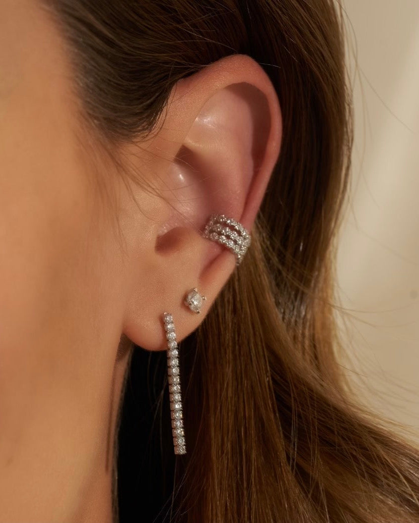 Earcuff Pur Intemporel – Blanc en argent 925 rhodié, ligne lisse et minimaliste sans serti, finition polie brillante résistante à l’oxydation, design ajustable à clipser sans piercing, éclat pur et contemporain.