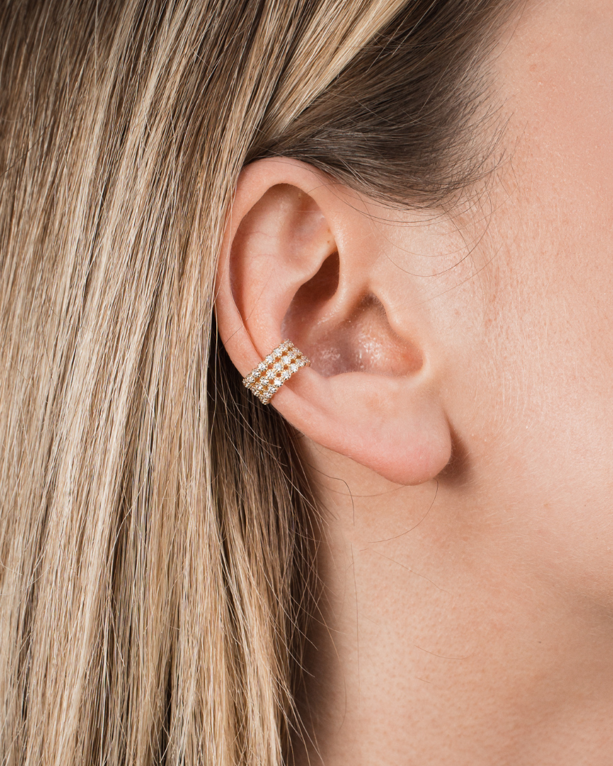Earcuff Pur Intemporel – Doré en argent 925 doré à l’or 18 carats, silhouette lisse et minimaliste sans serti pour une esthétique pure et contemporaine, finition lumineuse résistante à l’oxydation, design ajustable à clipser sans piercing, imaginé pour structurer l’oreille d’une touche solaire et sophistiquée, du quotidien aux compositions les plus audacieuses.