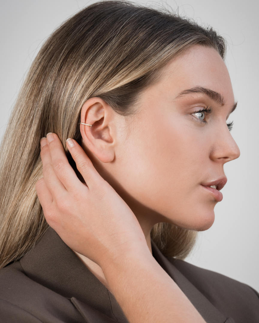 Earcuff « Simple Intemporel » en argent 925 rhodié, design minimaliste orné de zircons blancs, finition polie brillante.