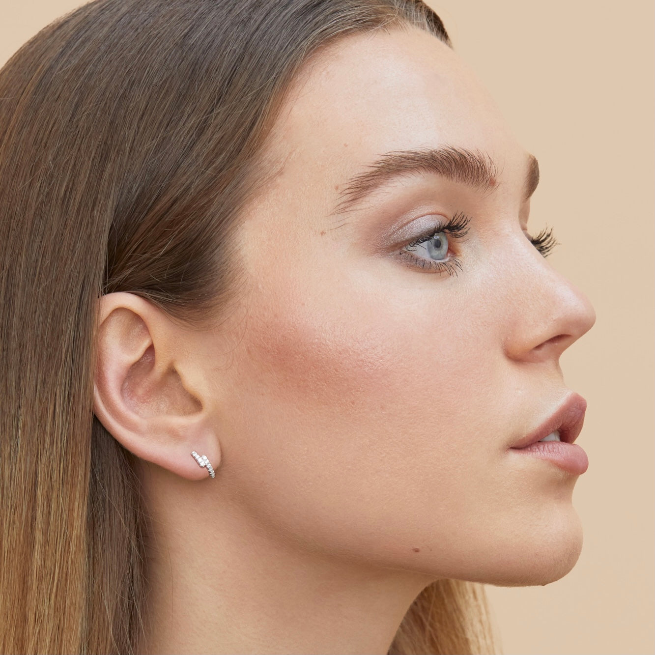 Mini Intemporel overlap hoop earrings - WHITE