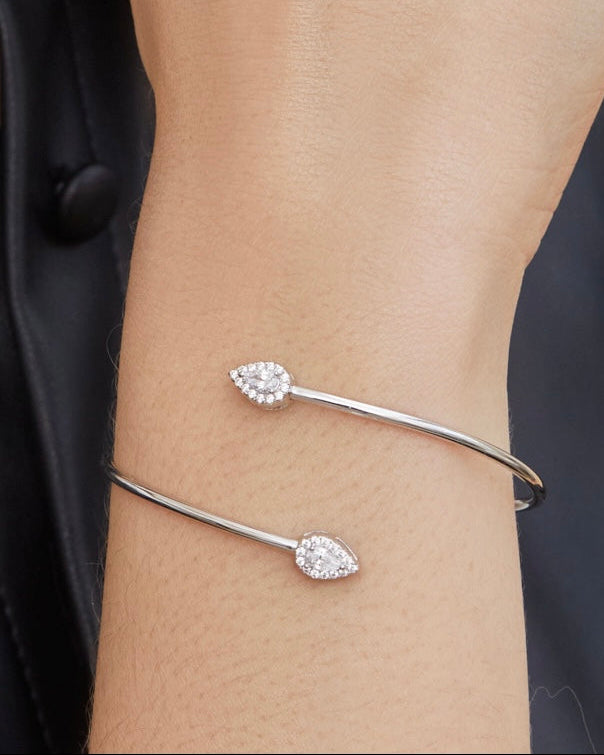 Bracelet « Jonc My Sweet Pear » en argent 925 rhodié, orné de deux pierres centrales en zirconium taille poire, finition polie brillante.