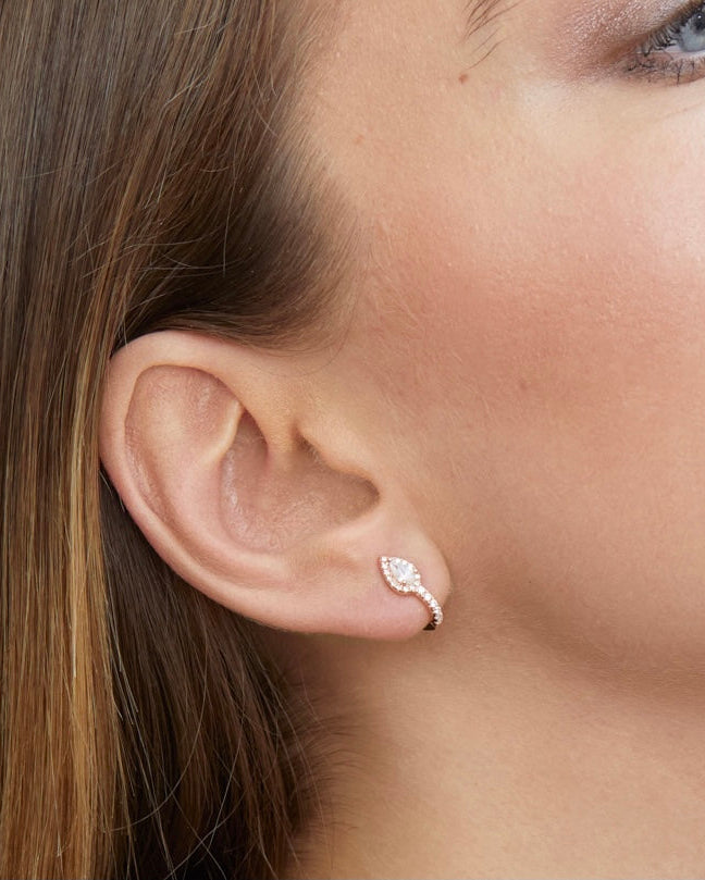 Mini Créoles Infini Poire – Rose : Boucles d’oreilles créoles « Infini Poire » en argent 925 doré à l’or rose 18 carats, pendentif goutte‑poire orné d’un pavage de zirconiums blancs, finition polie brillante.