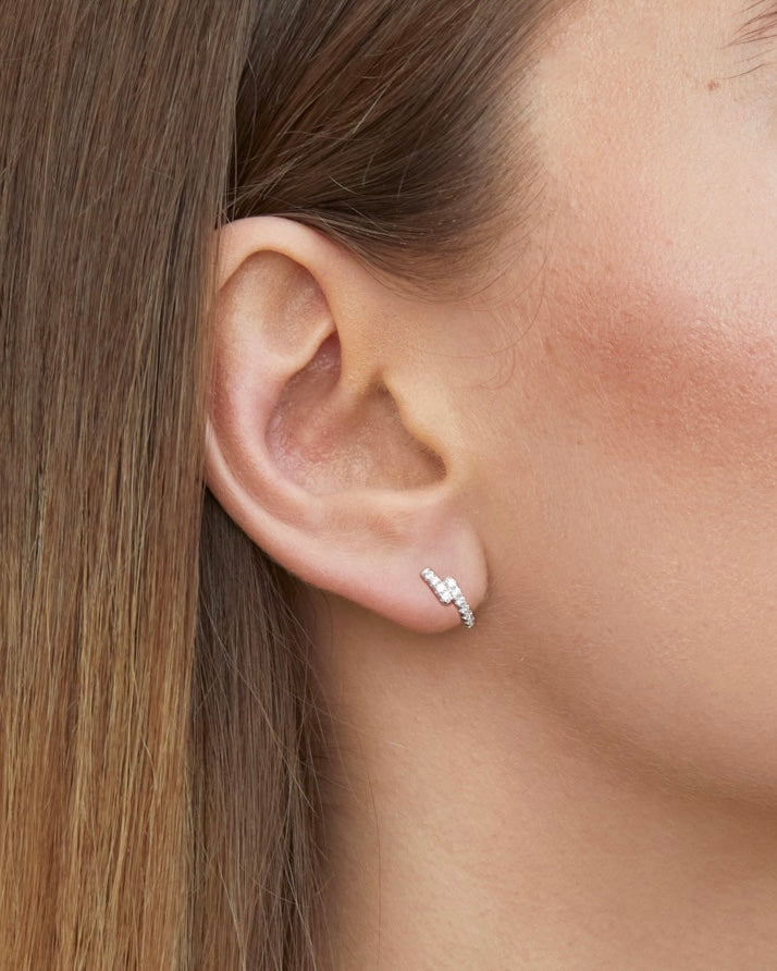 Boucles d’oreilles puces « Mini Créoles Éclair » en argent 925 rhodié, mini‑créoles délicates agrémentées d’un motif « éclair » en zirconiums, finition polie brillante.