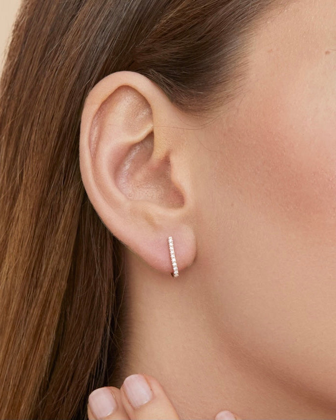 Mini créoles pendantes Intemporel – Rose en argent 925 doré à l’or rose 18 carats, silhouette fine sublimée par un pendent délicat en mouvement, finition lumineuse résistante à l’oxydation, fermoir sécurisé.