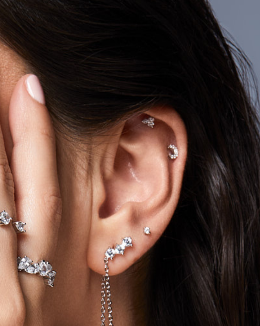 Piercing d’oreille en argent 925 millièmes doré à l’or fin 18 carats, délicatement orné d’une petite lune sertie de pierres en zirconium. Silhouette fine et lumineuse, pensée pour sublimer le lobe avec subtilité.
Diamètre 6 mm, tige 8 mm, finition polie brillante.