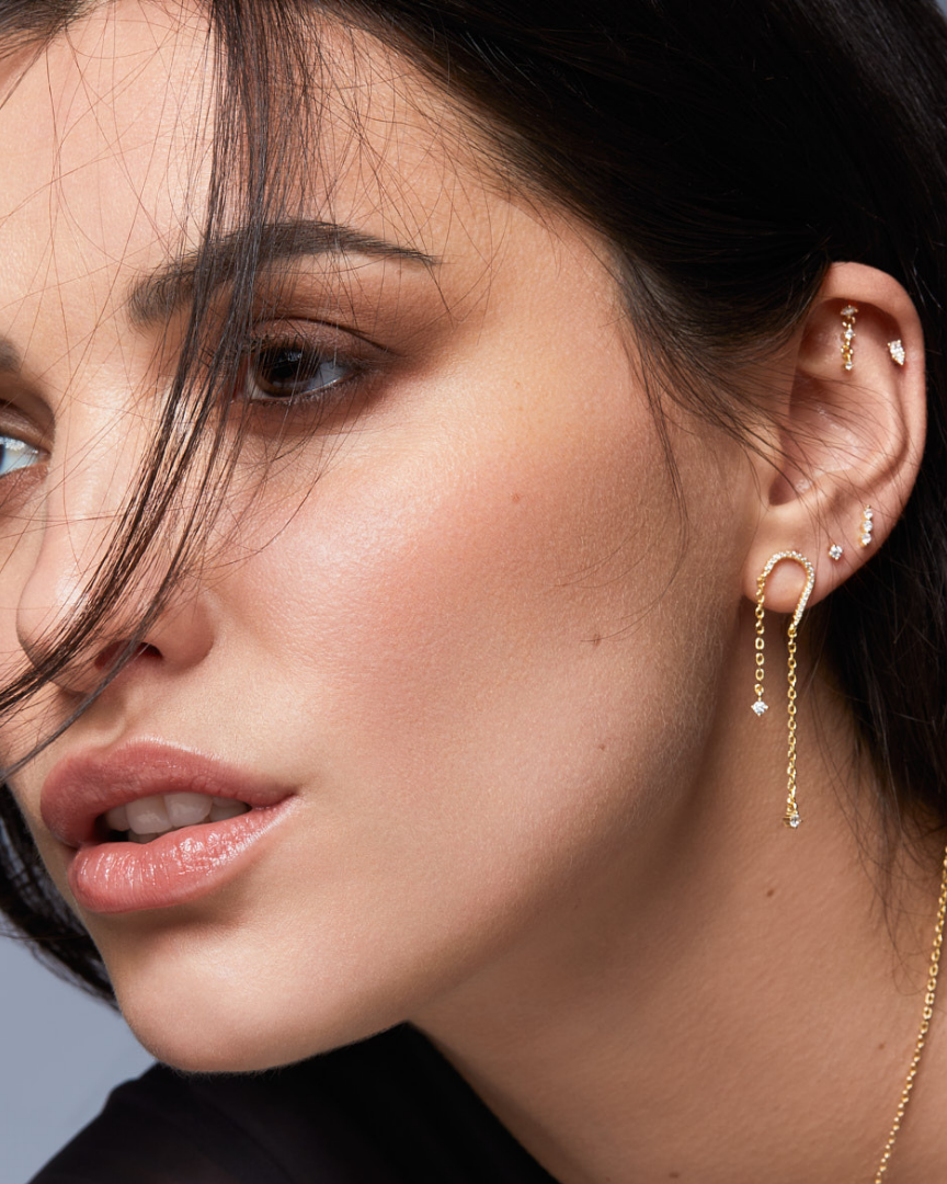 Piercing d’oreille en argent 925 millièmes rhodié, à la teinte blanche lumineuse, orné de trois petites pierres en zirconium délicatement montées sur une fine chaîne. Un design épuré et aérien qui apporte éclat et mouvement au porté.
Longueur 19 mm, tige 8 mm, finition polie brillante.