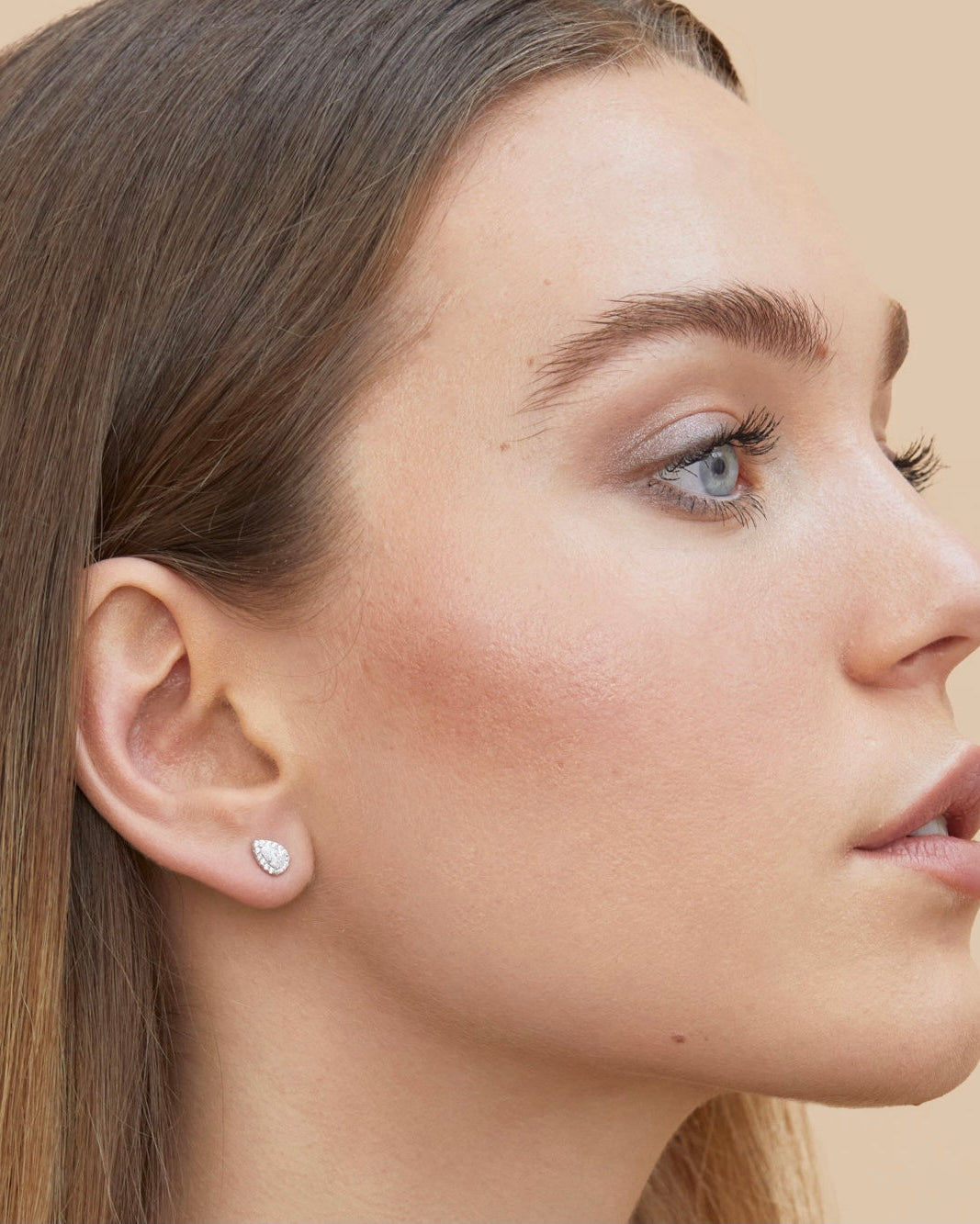 Boucles d’oreilles puces « S Infini Poire » en argent 925 rhodié, zirconiums blancs taille poire, finition polie brillante.