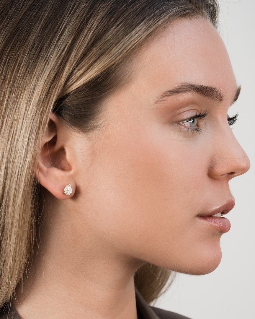 Boucles d’oreilles puces « S Infini Poire » en argent 925 doré à l’or jaune 18 carats, zirconiums blancs taille poire, finition polie brillante.