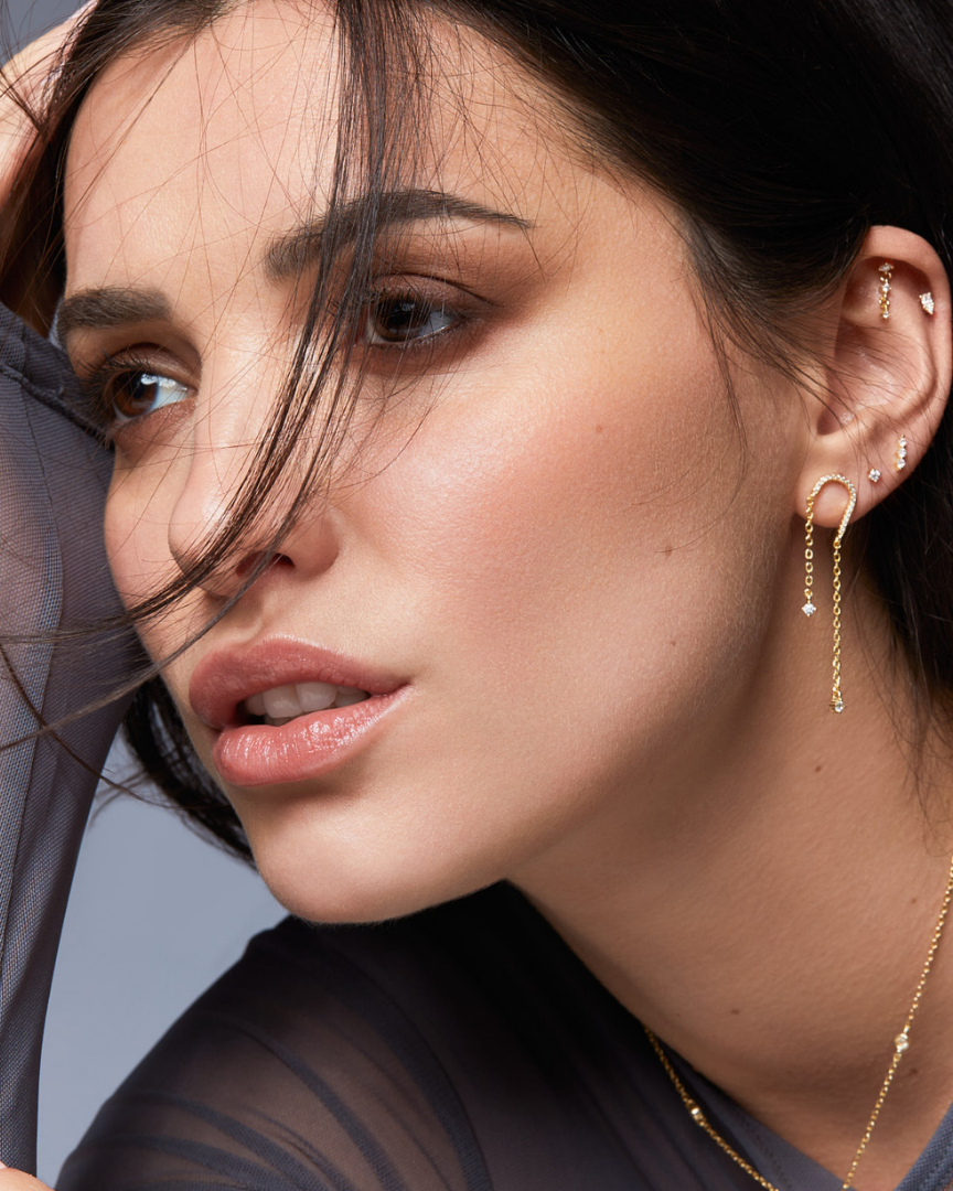 Puces XS Intemporel – Blanc en argent 925 rhodié, format discret délicatement serti, finition polie brillante résistante à l’oxydation, fermoir papillon sécurisé, éclat pur et minimaliste au quotidien.