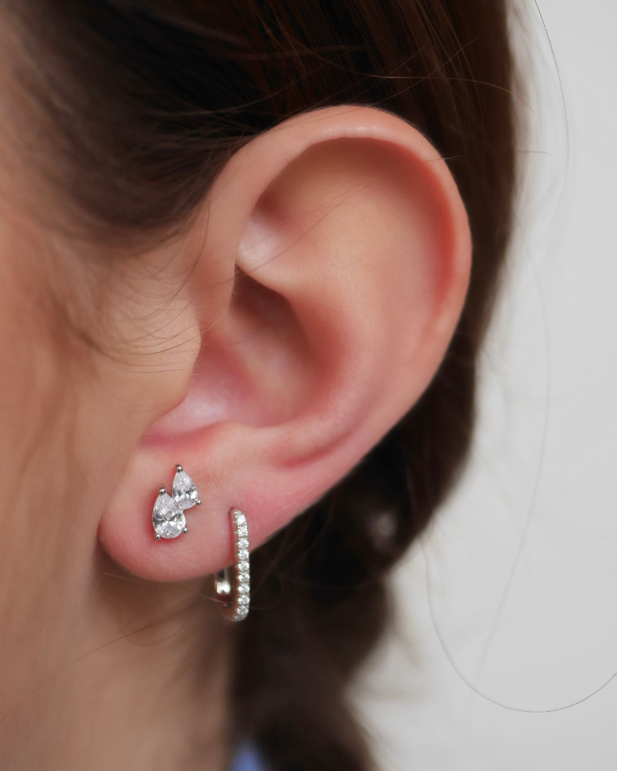 Boucles puces duo poires asymétriques – Argent 925 rhodié & Zirconium