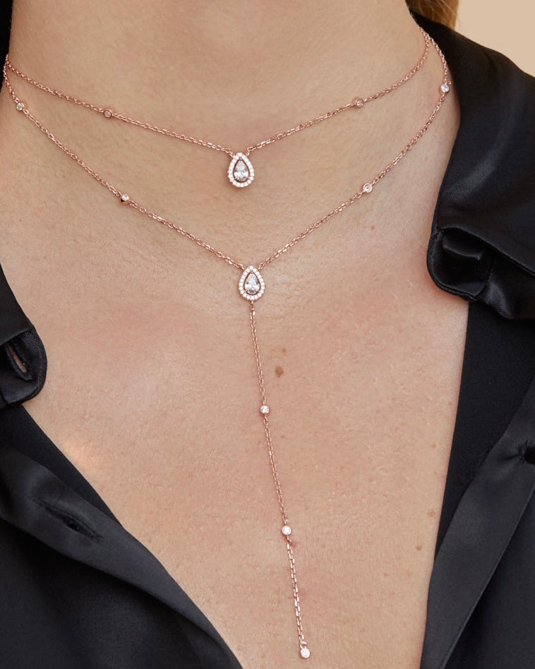 Sautoir « Double Infini Poire » en argent 925 doré à l’or rose 18 carats, double rang dont un rang choker orné de pierres en zirconium taille poire, finition polie brillante.