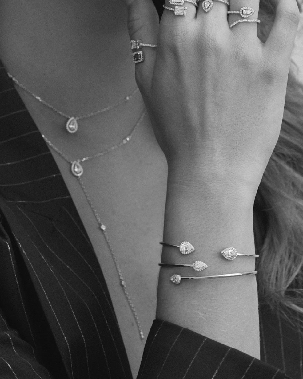 Sautoir « Double Infini Poire » en argent 925 doré à l’or jaune 18 carats, double chaîne élégante terminée par des motifs taille poire ornés de zirconiums taille ronde, finition polie brillante.