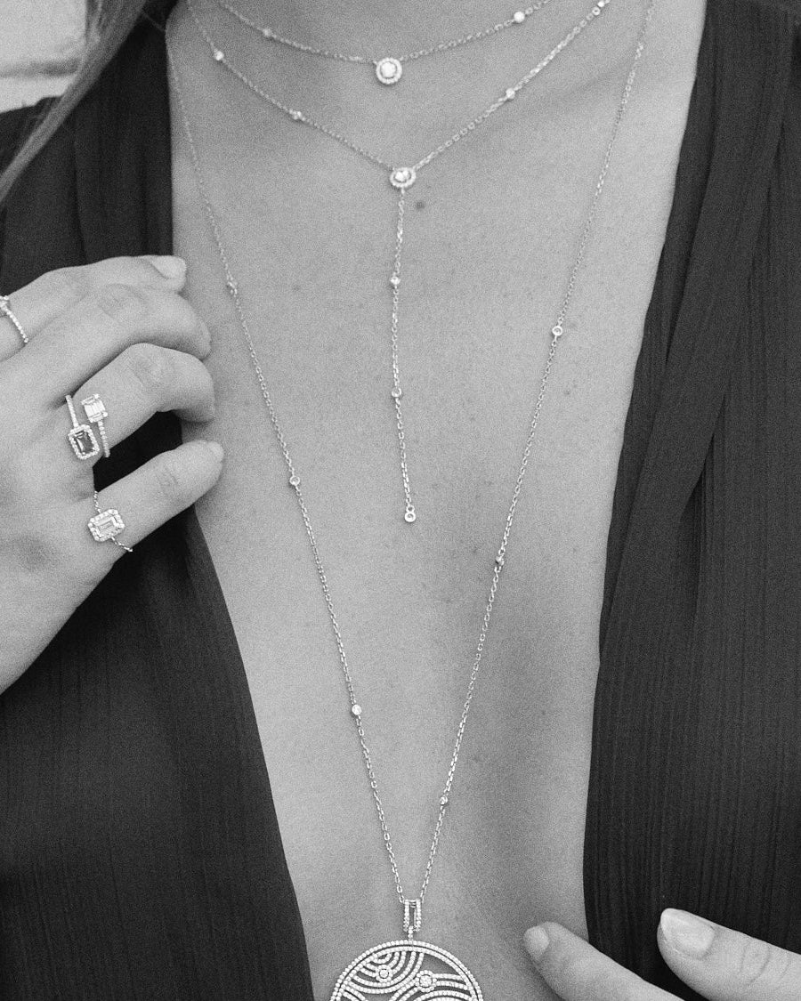 Sautoir Double Infini Rond – Blanc en argent 925 rhodié, double chaîne fine ornée de pendentifs ronds délicatement sertis, finition polie brillante résistante à l’oxydation, éclat pur et élégant.