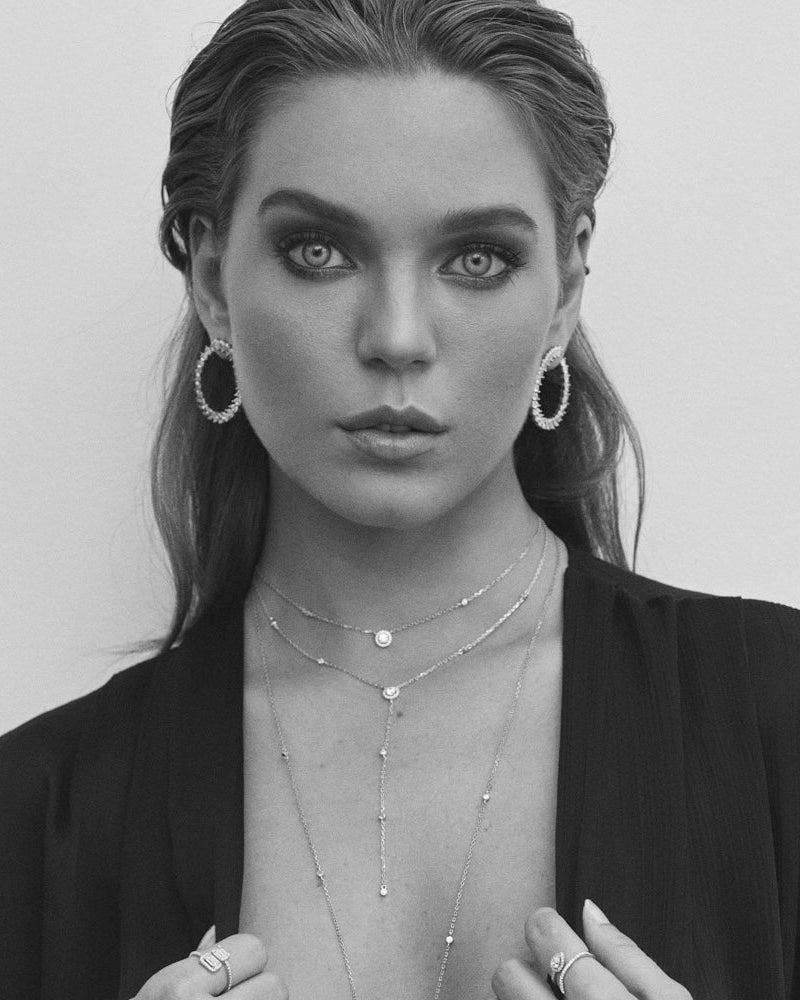 Collier double rang en argent 925 rhodié avec motifs ronds pavés et pampille centrale sertie de zircons en noir et blanc.