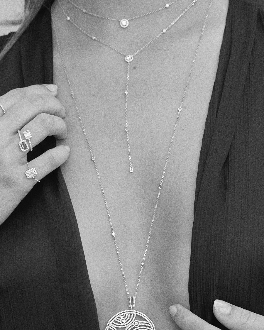 Collier double rang en argent 925 doré or rose 18 carats avec motifs ronds pavés et pampille centrale sertie de zircons en noir et blanc, zoomé.