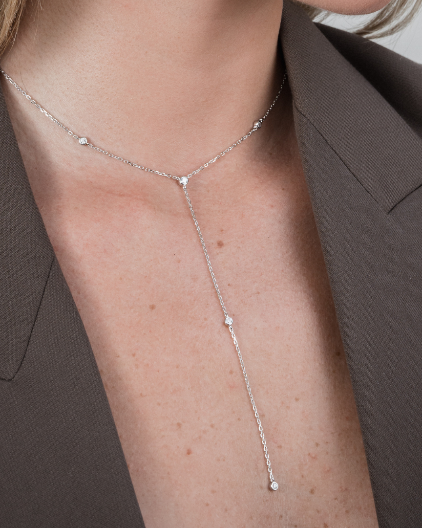Sautoir Pur Intemporel – Rose en argent 925 doré à l’or rose 18 carats, chaîne longue au design épuré sans serti, finition lumineuse résistante à l’oxydation, silhouette minimaliste à porter seule ou en superposition.