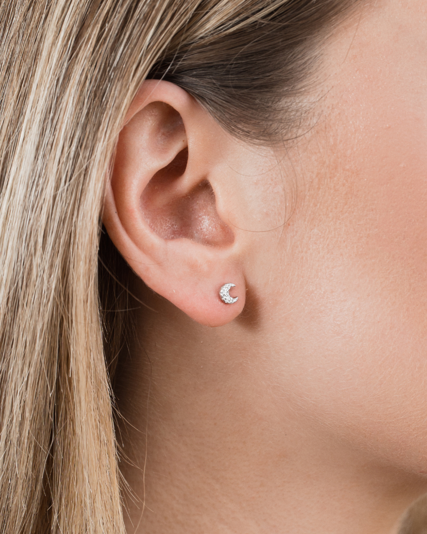 Boucles d’oreilles puces **Lune Pavée** en argent 925 millièmes rhodié, silhouette délicate en forme de lune entièrement pavée de zircons blancs, finition polie brillante, conçues pour illuminer le lobe d’un éclat subtil au quotidien.