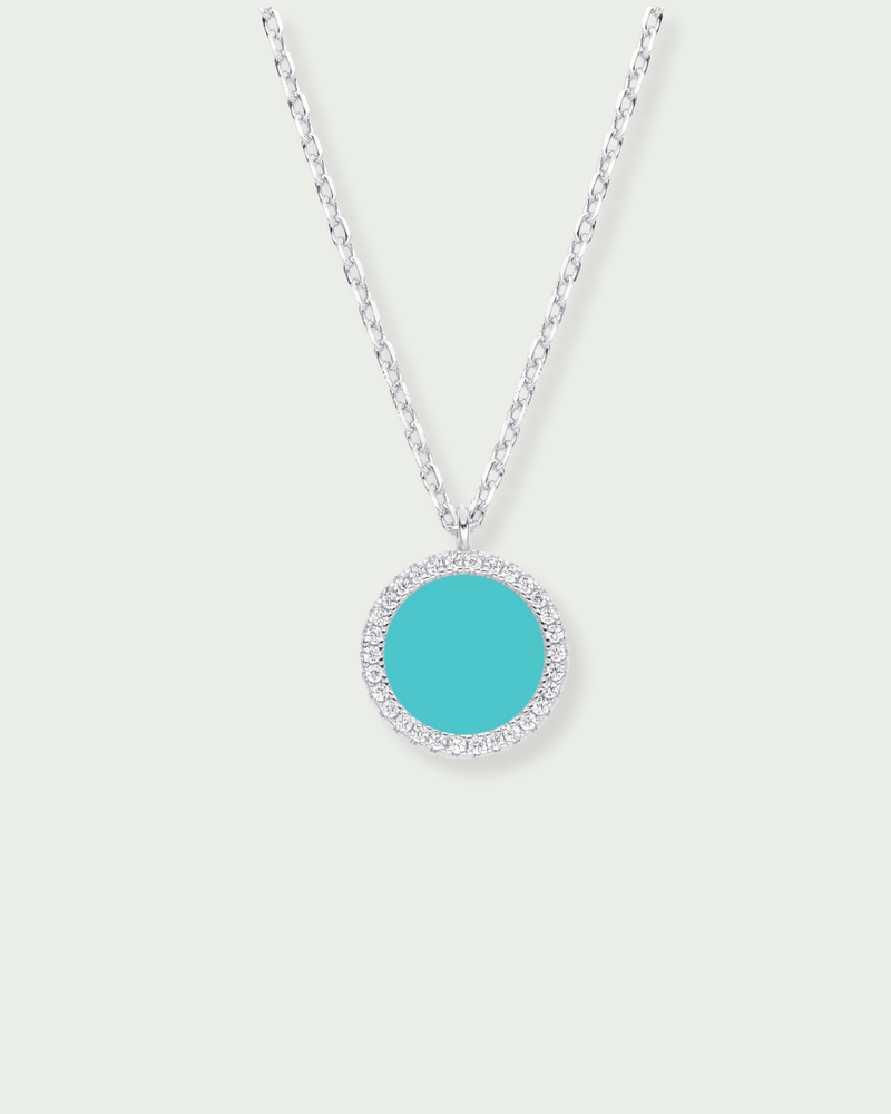 Collier en argent 925 rhodié, orné d’une petite médaille ronde sertie d’une pierre turquoise, finition polie brillante.