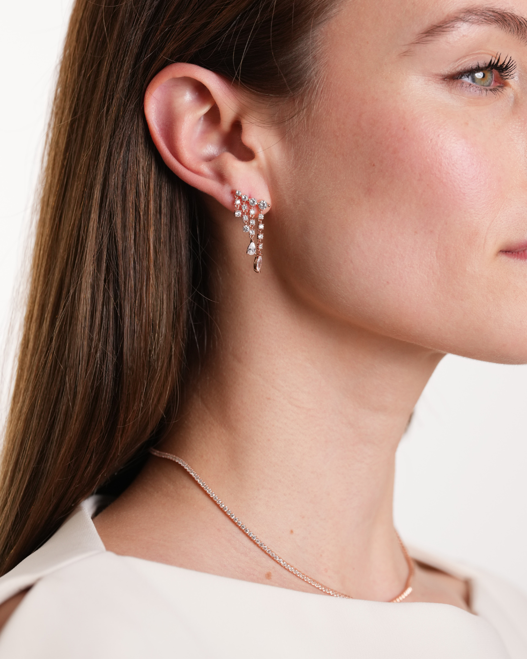 Collier Tennis Intemporel – Rose en argent 925 doré à l’or rose 18 carats, ligne continue de pierres délicatement serties pour un éclat homogène et raffiné, finition lumineuse résistante à l’oxydation, fermoir sécurisé, imaginé pour illuminer le décolleté.