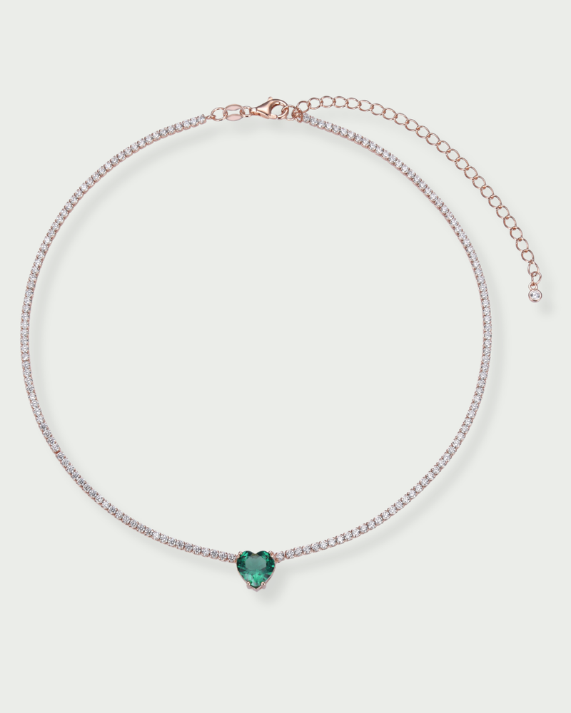 Choker « Tennis Cœur » en argent 925 doré à l'or rose, rangée continue de pierres blanches sublimée par un cœur vert en zirconium.