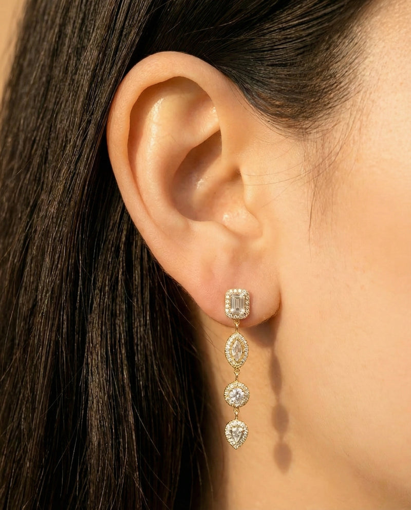 Boucles d’oreilles « Boucles d’oreilles Gabriella » en argent 925 doré à l’or jaune 18 carats, ornées de pierres en zirconium alternant les tailles ronde, poire, marquise et radiant, longueur 34,5 mm, largeur 5 mm.