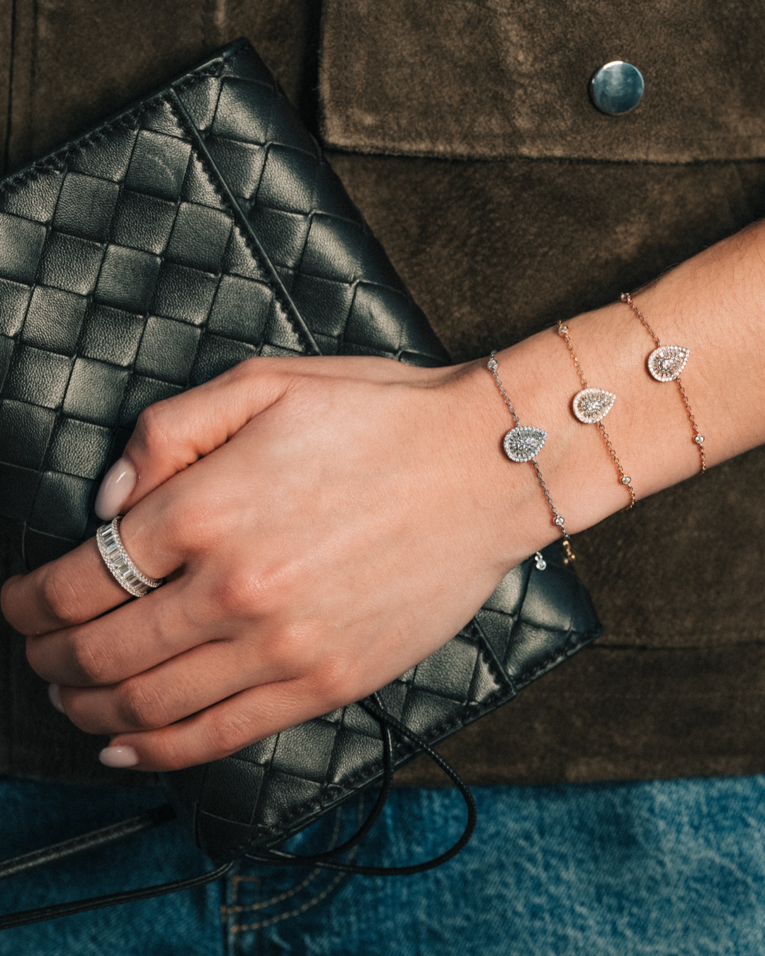 Bracelet argent 925 rhodié avec pendentif poire pavé zirconium baguettes.