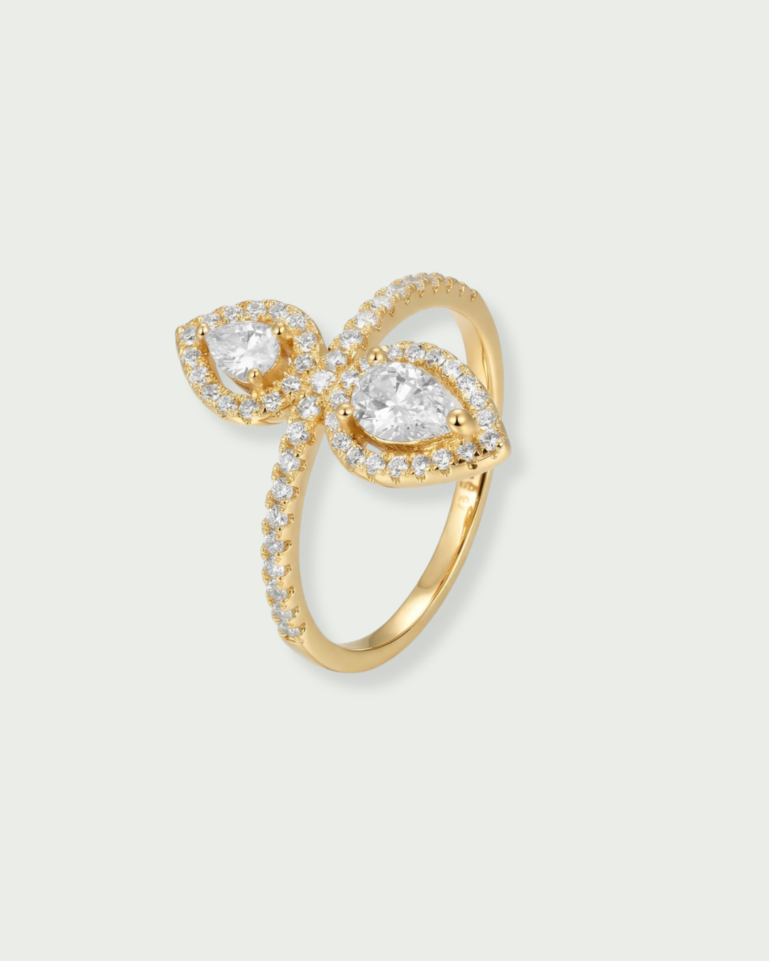 Bague Opposite Gala – Doré en argent 925 doré à l’or 18 carats, design ouvert aux lignes opposées délicatement serties, finition lumineuse résistante à l’oxydation, silhouette moderne et élégante.
