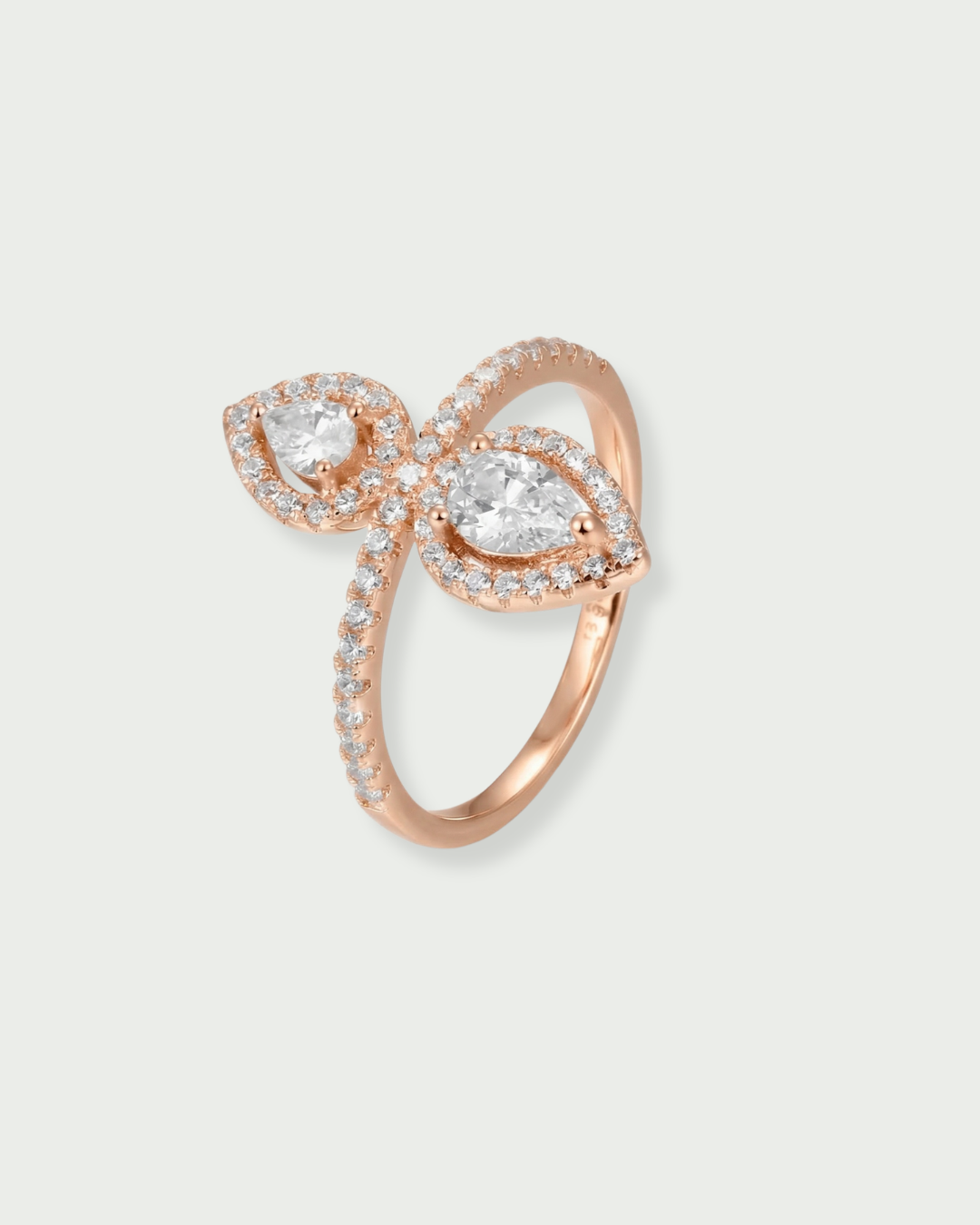 Bague Opposite Gala – Rose en argent 925 doré à l’or rose 18 carats, design ouvert aux lignes opposées délicatement serties, finition lumineuse résistante à l’oxydation, silhouette moderne et élégante.
