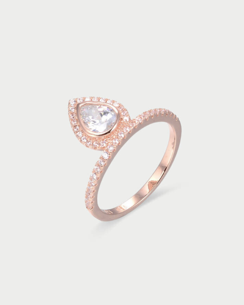 Bague Poire Gala rose GENA Jewelry en argent 925 doré à l’or rose, ornée d’un zircon taille poire entouré d’un pavage de zircons.