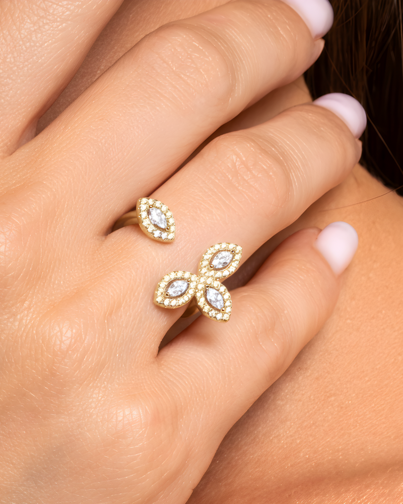 Bague « Fleur de Vie » en argent 925 doré à l’or jaune 18 carats, motif floral orné de trois pierres en zirconium taille marquise, finition polie brillante. Bague Fleur de Vie