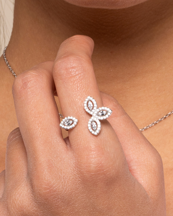 Bague « Fleur de Vie » en argent 925 rhodié, motif floral orné de zirconiums taille marquise formant une fleur élégante, finition polie brillante.