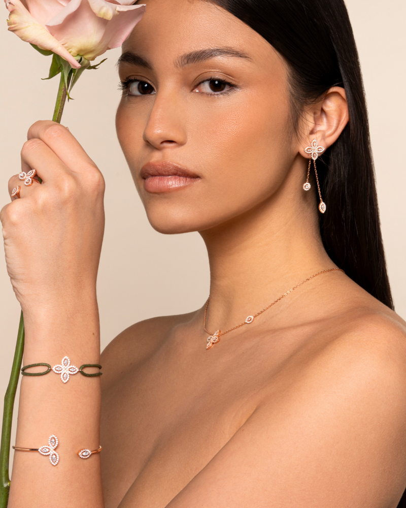 Bague « Fleur de Vie » en argent 925 doré à l’or rose 18 carats, motif floral orné de trois pierres en zirconium taille marquise, finition polie brillante.