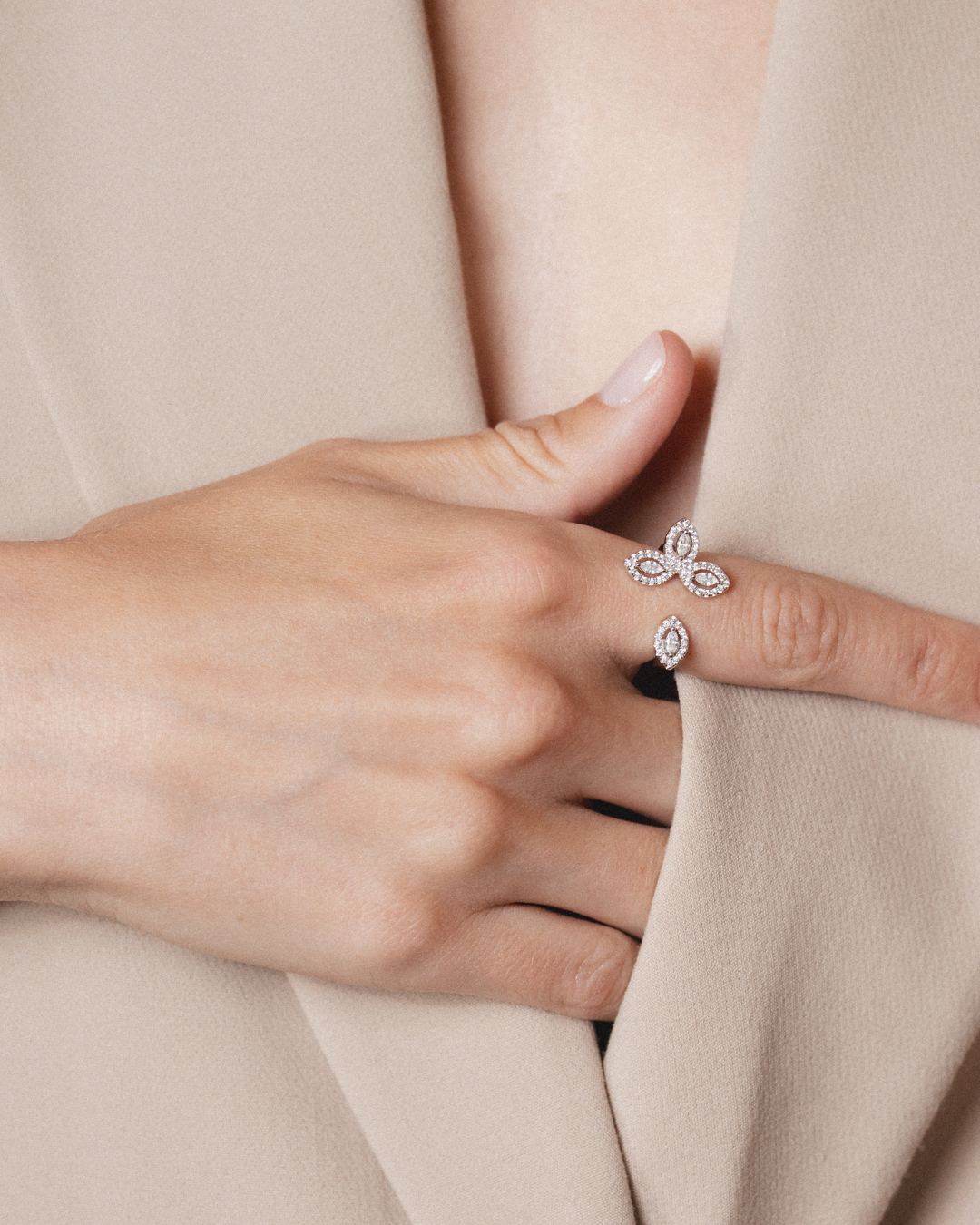 Bague « Fleur de Vie » en argent 925 rhodié, motif floral orné de zirconiums taille marquise formant une fleur élégante, finition polie brillante.