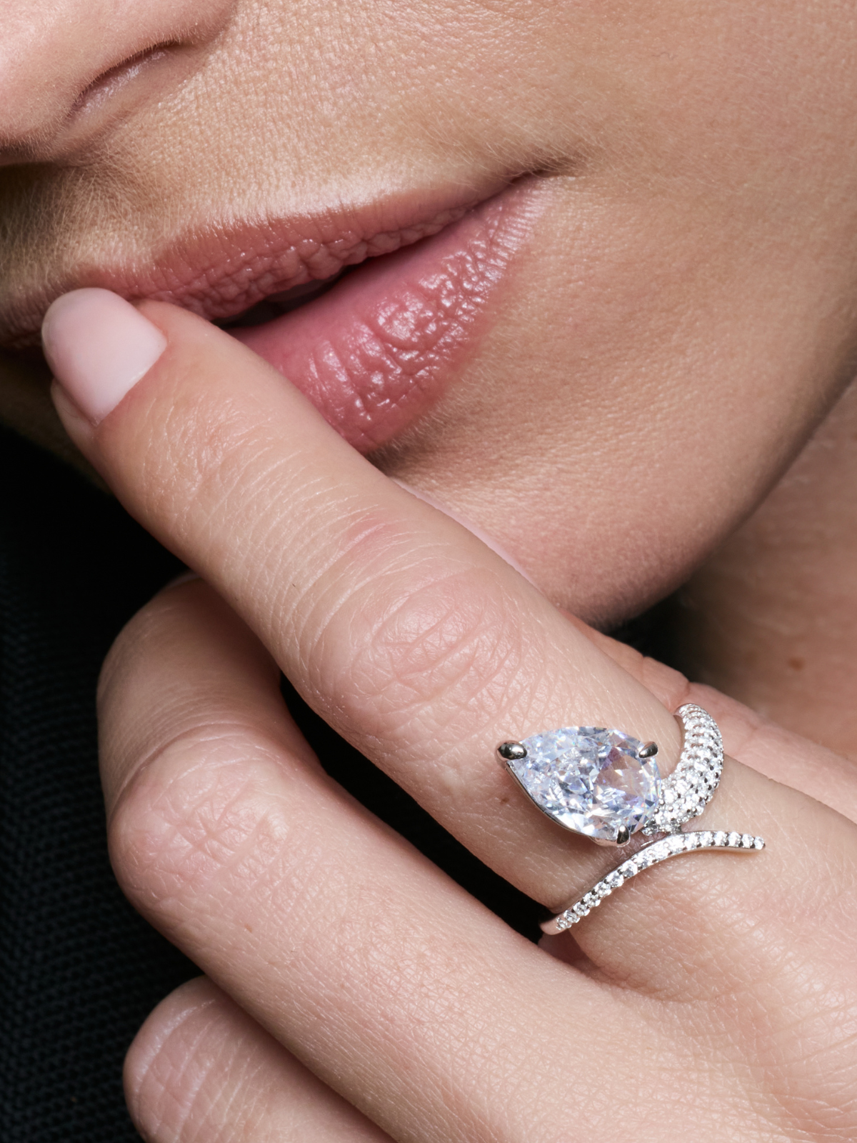 Bague de petit doigt Iconic Signature en argent 925 rhodié, ornée d’une pierre centrale taille poire et d’un pavage de zirconiums