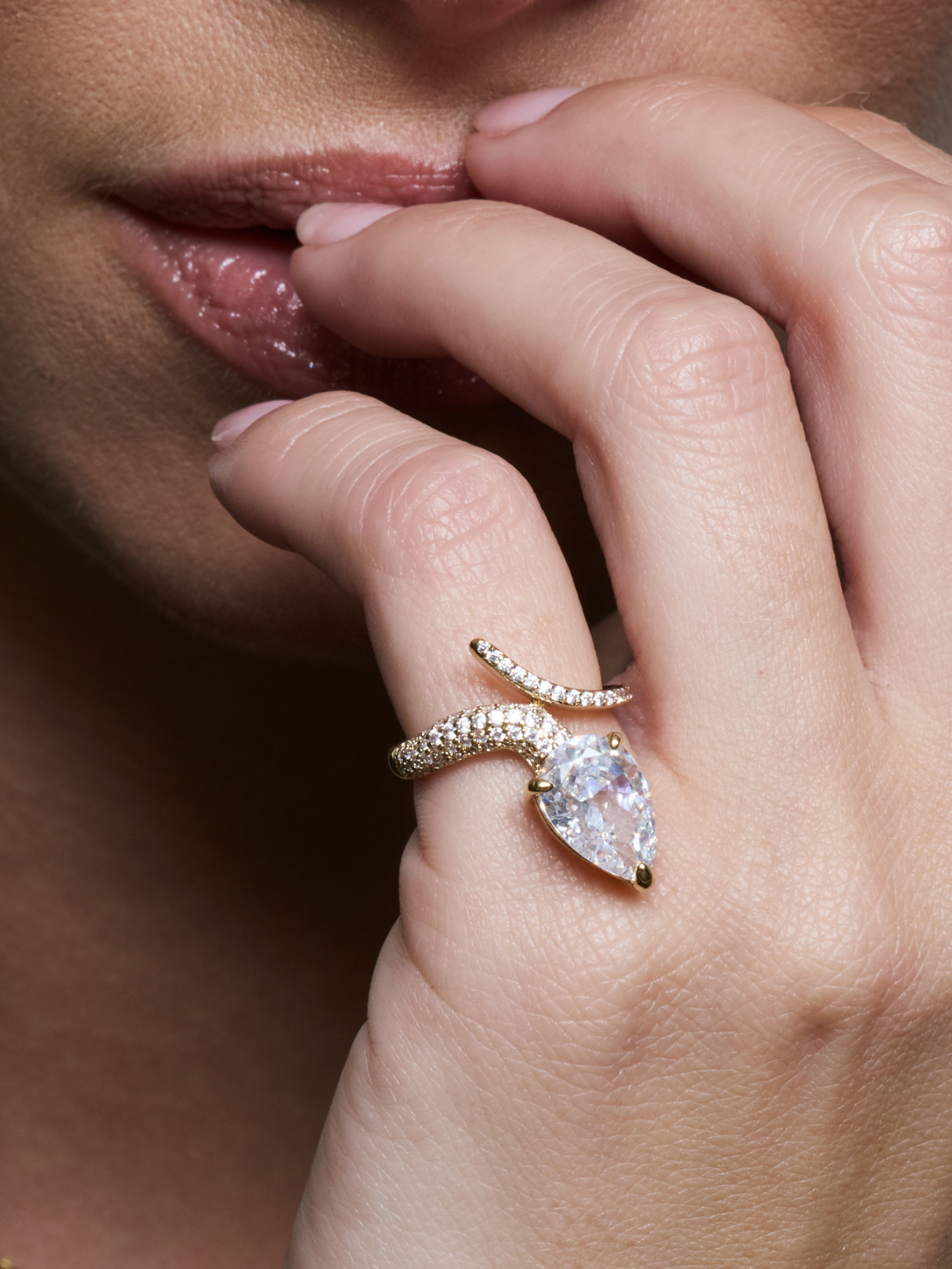 Bague de petit doigt Iconic Signature dorée en argent plaqué or, ornée d’une pierre centrale taille poire et d’un pavage de zirconiums